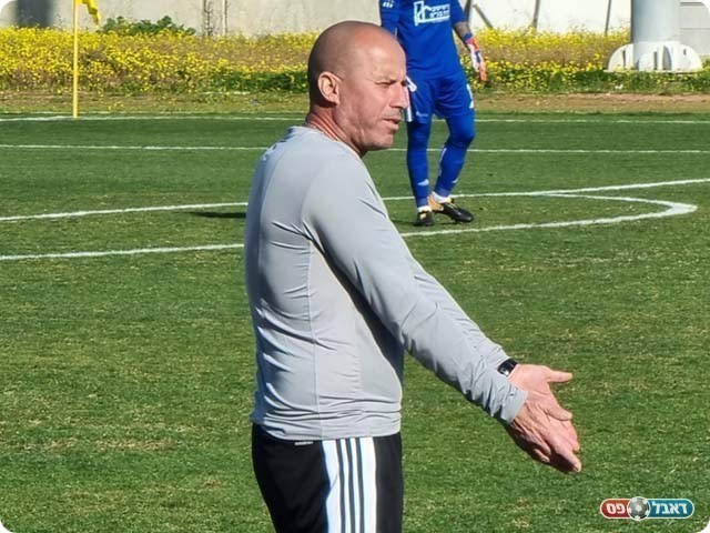 מאמן חולון ויקטור גניש (רועי אסף)